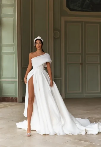 Queenliness By Pollardi Price Range: $2200.00 - $4200.00 $0 default Ivory thumbnail