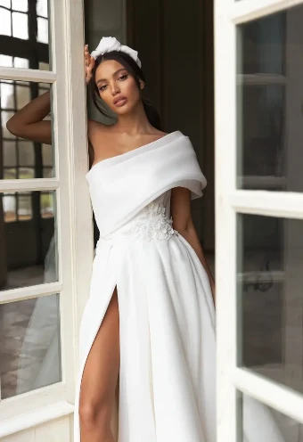 Queenliness By Pollardi Price Range: $2200.00 - $4200.00 $1 Ivory thumbnail