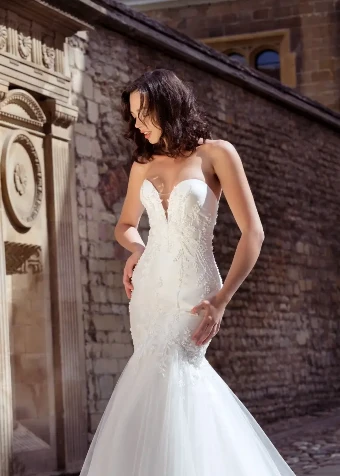 Leia By Dando London Price Range: $3699.00 - $8200.00 $2 default Ivory thumbnail