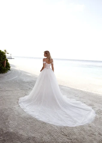 Titania By Dando London Price Range: $3699.00 - $8200.00 $1 Ivory/Silver thumbnail