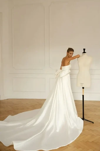 Lanvee By Eva Lendel Price Range: $2999.00 - $6300.00 $3 Ivory thumbnail