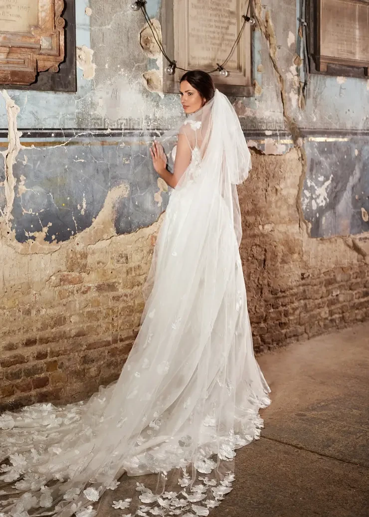 Idole Veil By Dando London Price Range: $3699.00 - $8200.00 #0 default Ivory picture