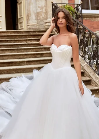 Enchanting By Dando London Price Range: $3699.00 - $8200.00 $1 default Ivory thumbnail