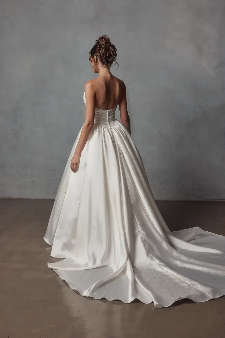 Houdini By Jack Sullivan Wedding Dresses Price Range: $2,200.00 - $4,750.00 #1 Ivory picture